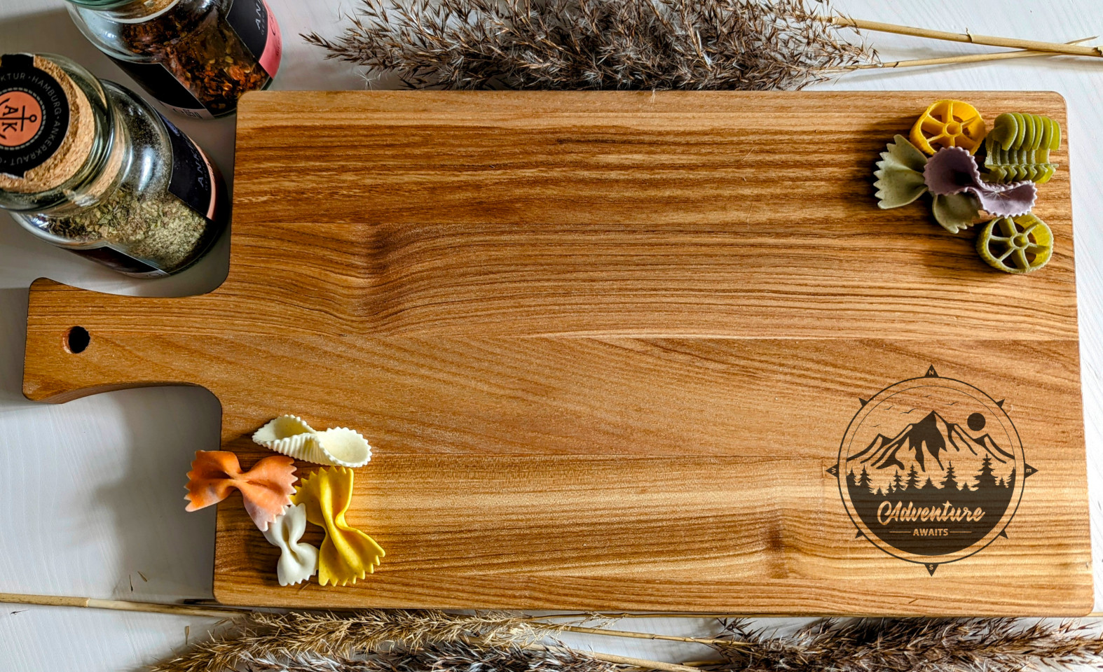 Skärbräda i ask med handtag och gravyr